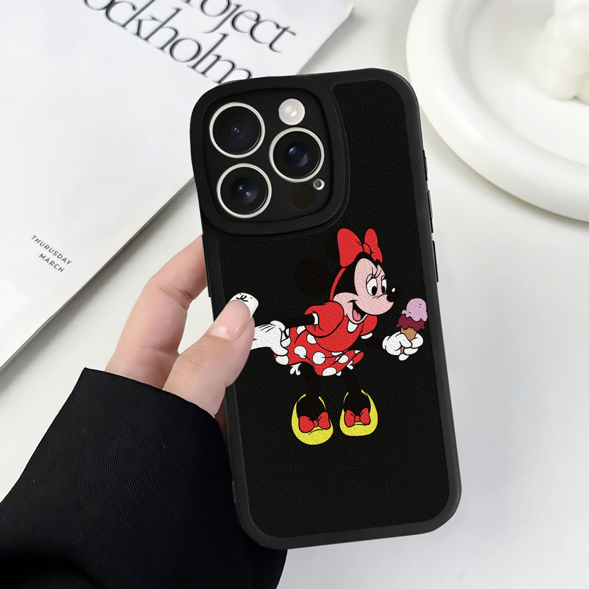 （画像用） ミッキーマウス Mickey Mouse 【iPhone 16シリーズ対応】シリコンスマホケース（レザー調） 材質：シリコン